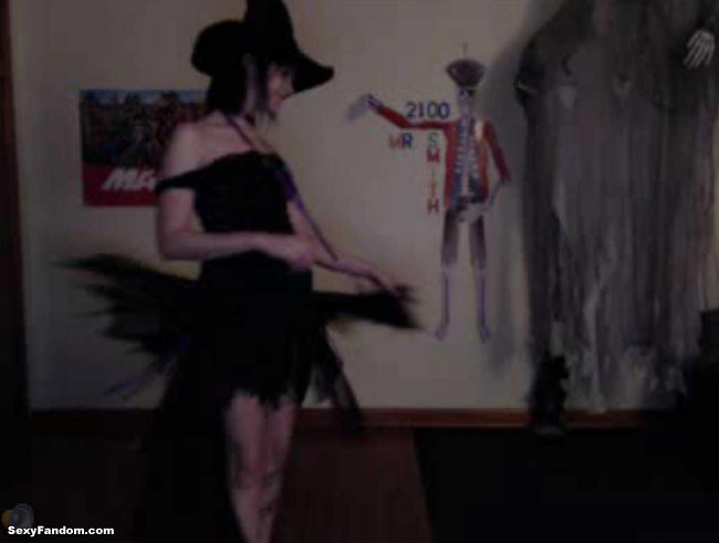 i_am_iris witch halloween cam dancing