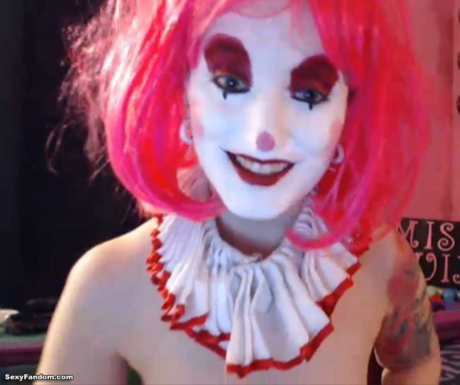 miss-quin-scary-clown-cam-01