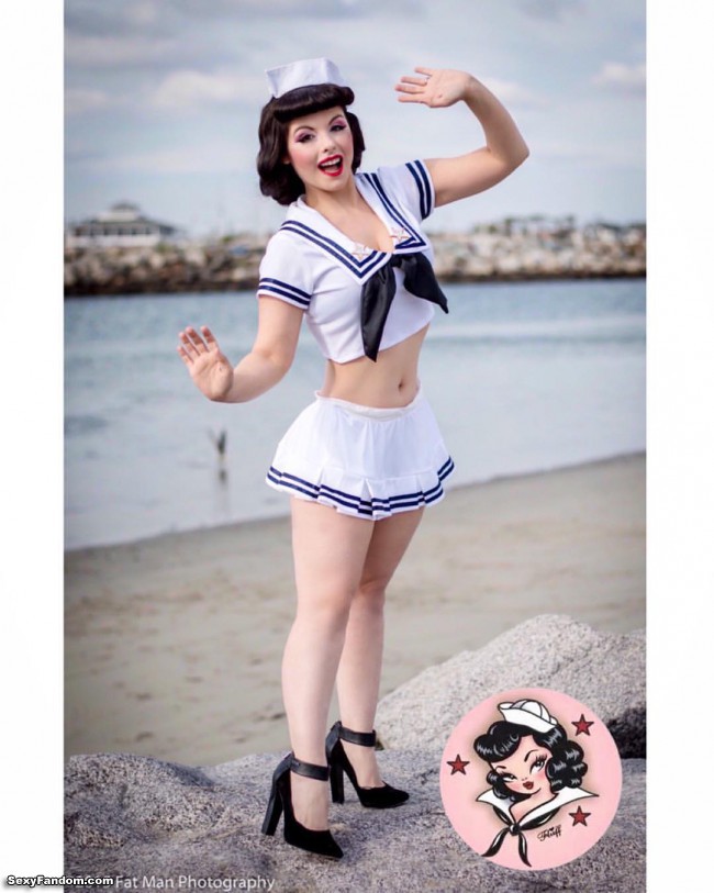 Cosplayer posing as Suzy Sailor.