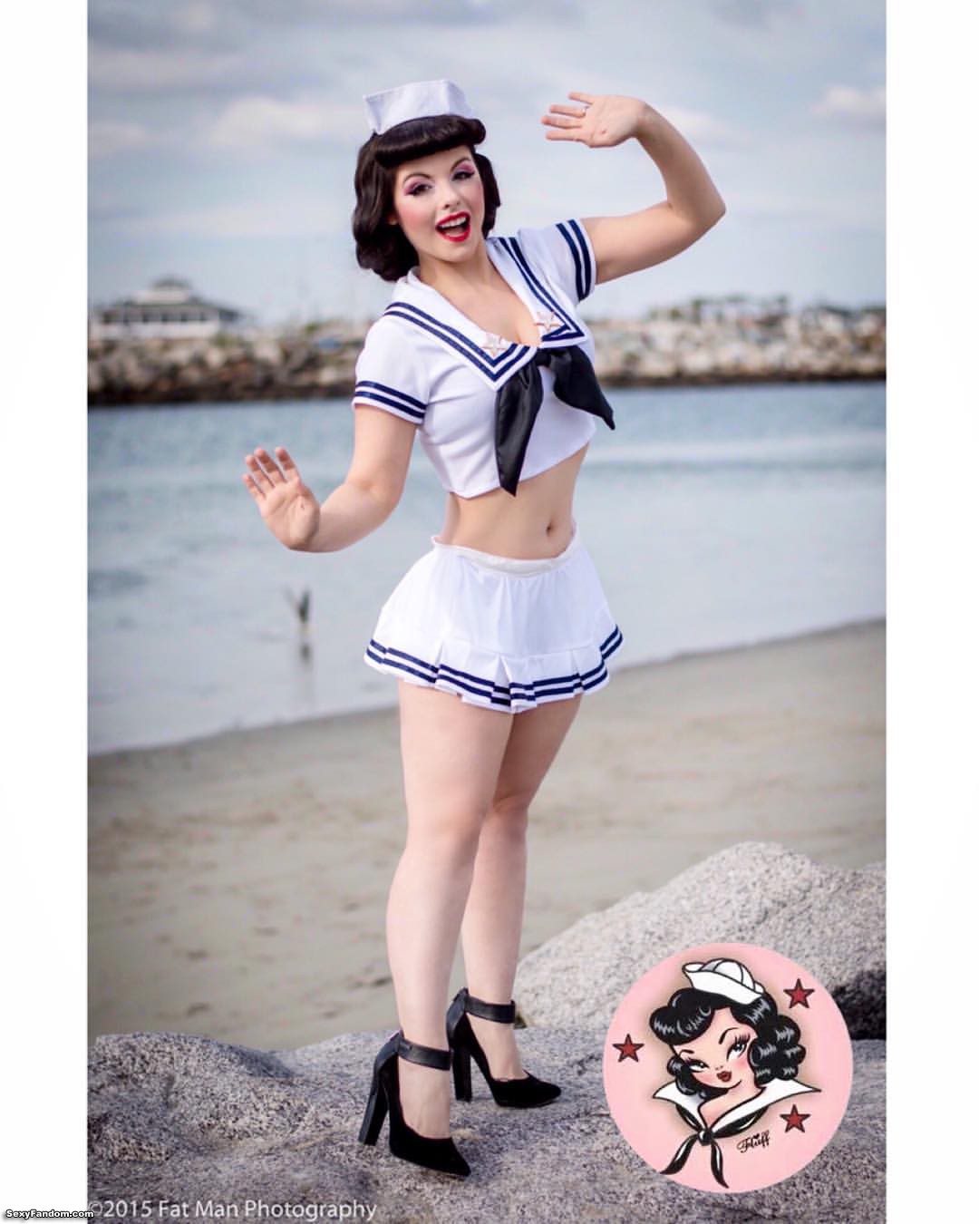 Cosplayer posing as Suzy Sailor.