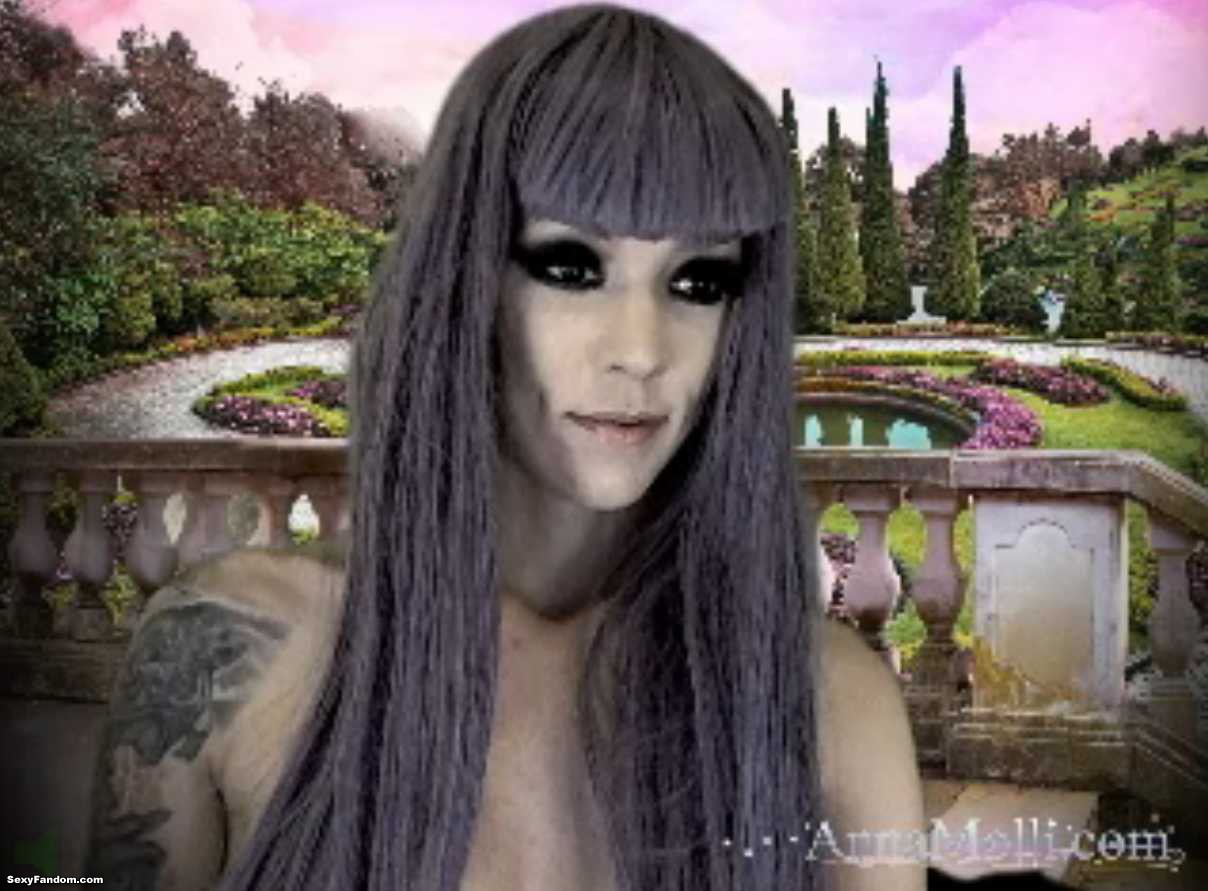 Anna Molli’s Royal Garden Sexy Fandom