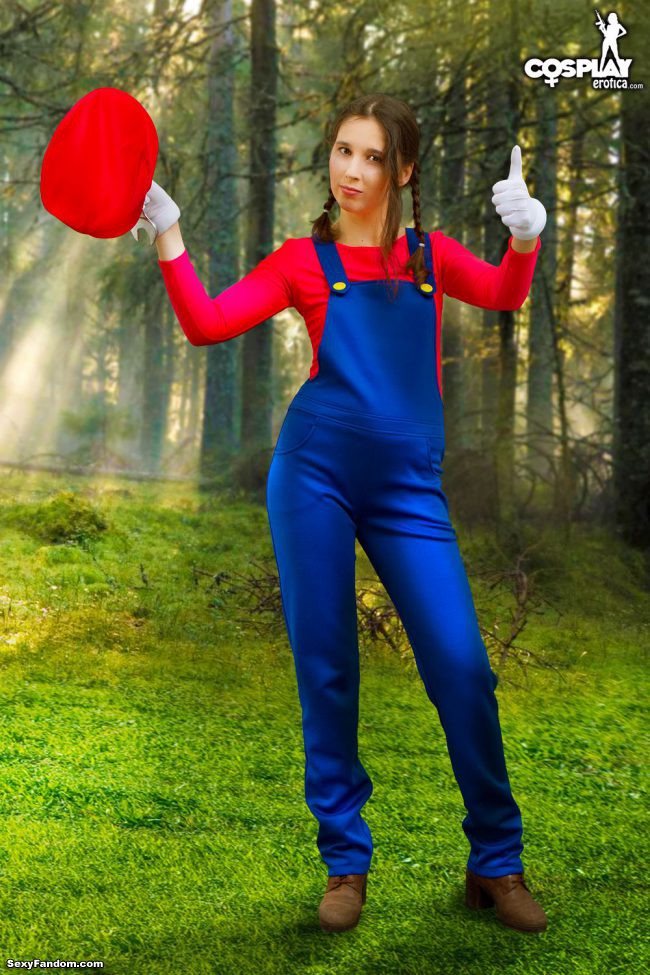 Rule 63 Confirmed: Stacy Cosplays As Super Mario