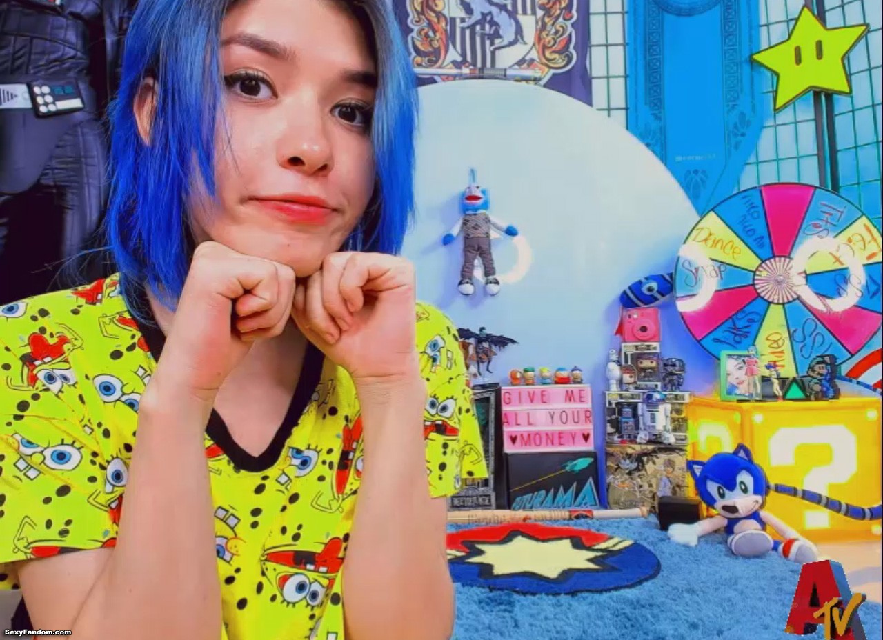 Agostinha_Red Invites You To See Her Pineapple Under The Sea