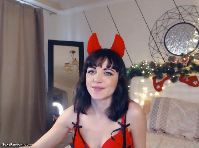 Dafni_Mon Looks Devilishly Festive