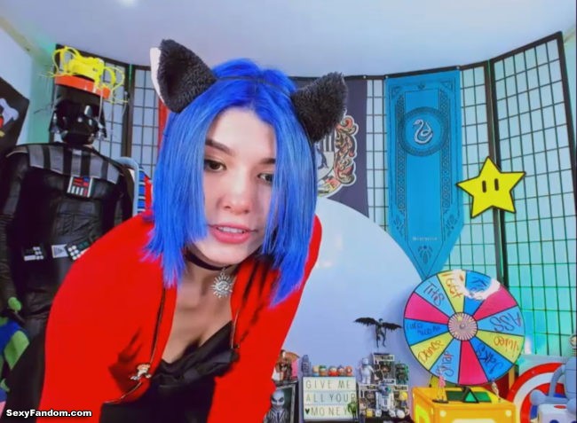 Agostinha_Red Has A Cat-Tastic Time In Her Room