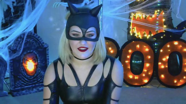 NatalieNavedo Sharpens Her Claws As Catwoman
