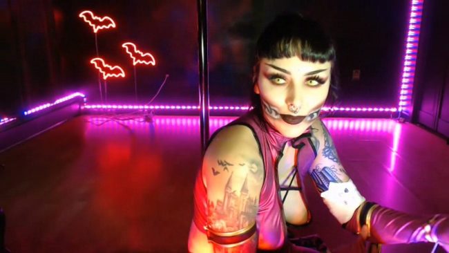 Gothstripper’s Mileena Cosplay Is a Flawless Victory
