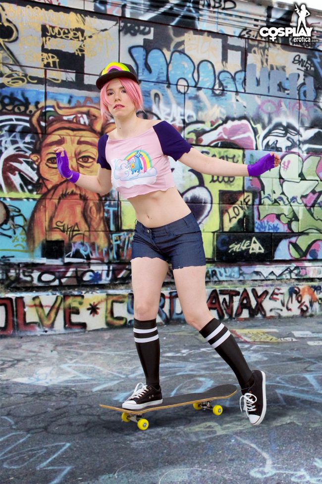 Cosplay Erotica’s Cassie Goes Skateboarding As The Beach Bomber