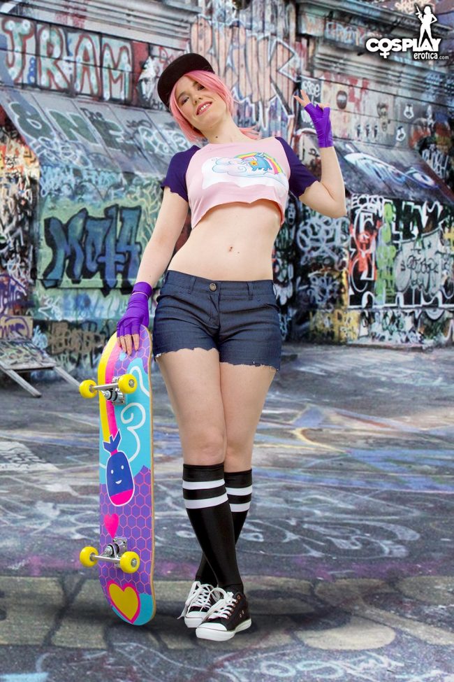 Cosplay Erotica’s Cassie Goes Skateboarding As The Beach Bomber