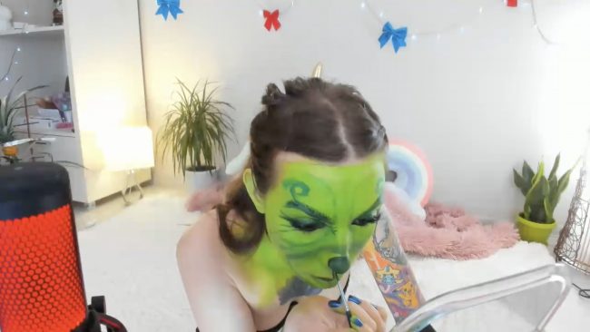 Summer_Hugs Turns Herself Into The Grinch