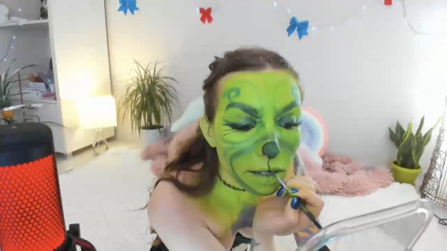 Summer_Hugs Turns Herself Into The Grinch