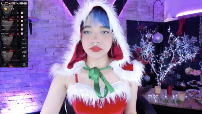 3violette_Clerk3 Brings Holiday Vibes With A Cosplay Of Mrs. Claus