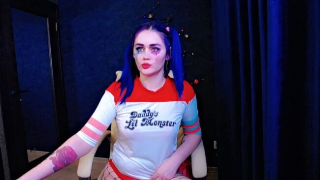 Emybrightj Serves Up A Festive Harley Quinn Show