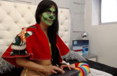 Evalynbell Unites Festive And Spooky With Her Zombie Grinch Look