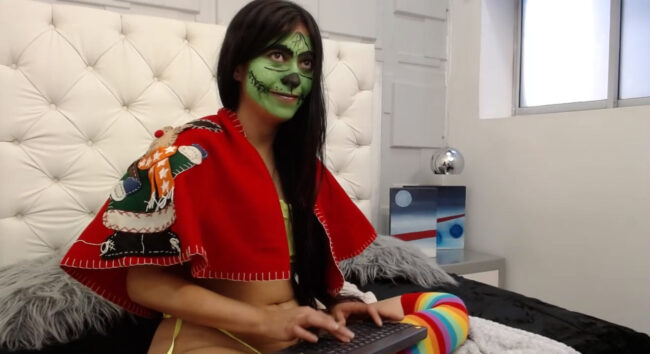 Evalynbell Unites Festive And Spooky With Her Zombie Grinch Look