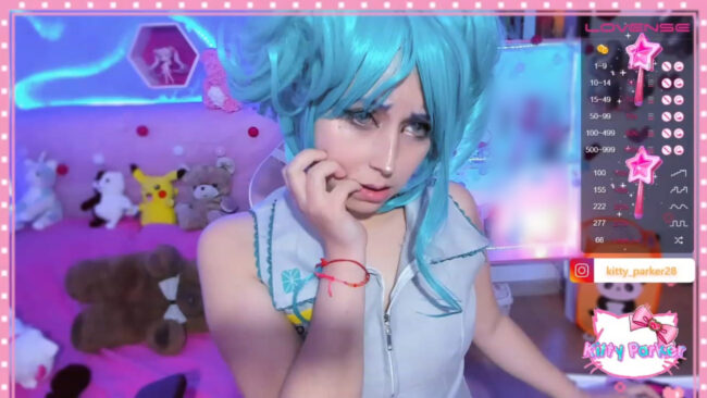 EmillyRogers Puts On A Performance As Hatsune Miku
