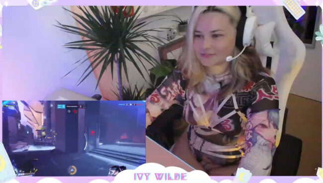 IBIvyWilde Supports Her Team In Overwatch