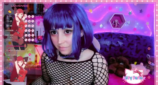 EmillyRogers Serves Up A Stylish Hinata Cosplay Show