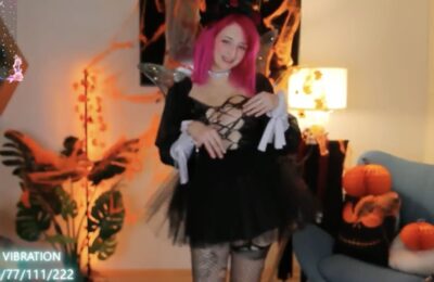 Selena_Lily Has Goth Quite The Fairy Look