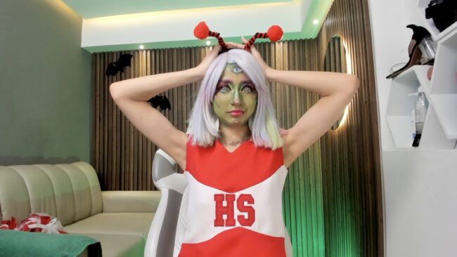 Alien Hanna_dust Joins The Cheer Squad