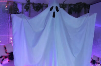 A Spooky Ghost Appears In Chanel_6's Room