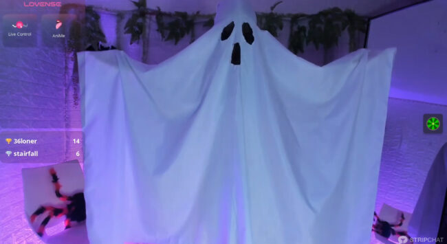 A Spooky Ghost Appears In Chanel_6's Room