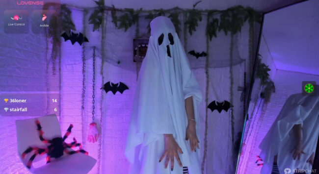 A Spooky Ghost Appears In Chanel_6's Room