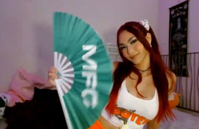 Scarmoonxxx's Stunning Hooters Style