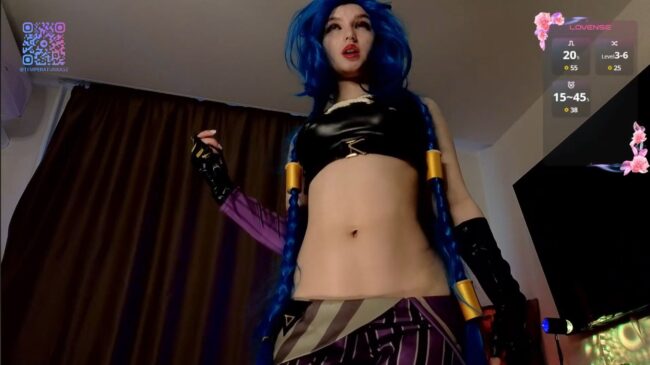 Temperaturka Shows Off Her Jinx Cosplay