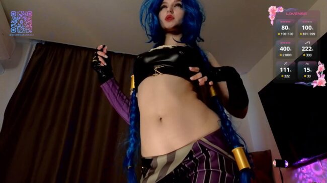 Temperaturka Shows Off Her Jinx Cosplay