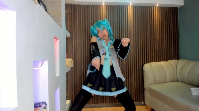 Hanna_dust Shows Off Her Dance Moves As Hatsune Miku