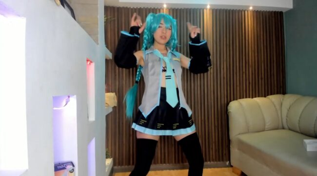 Hanna_dust Shows Off Her Dance Moves As Hatsune Miku