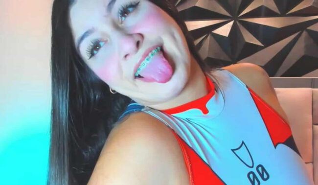 Megan_whitee__ Puts Her Plug Suit On