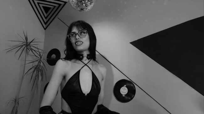 Sexy Vampire _Jessy_moon_ Flashes Her Fangs