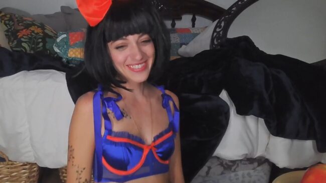 NaomiDee Becomes A Beautiful Snow White