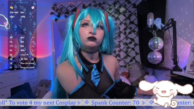 _Heavenly_Blue_'s Fantastic Cosplay Performance As Hatsune Miku