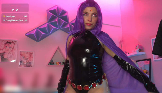 Dreamleah_ Shows Off Her Mysterious Raven Style