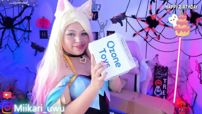 Ahri_elderwood Unboxes Some Birthday Presents In Her K/DA Outfit