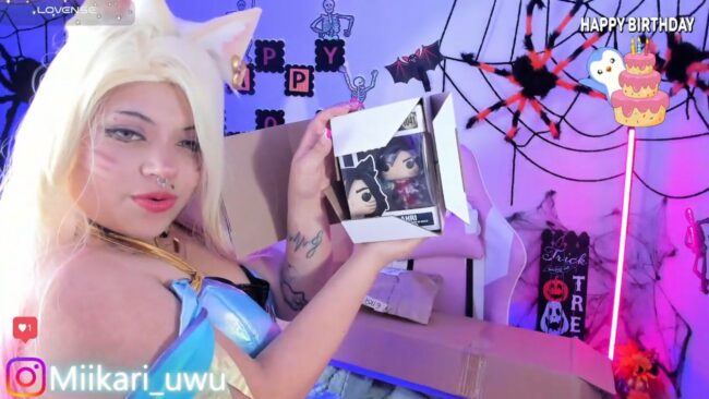 Ahri_elderwood Unboxes Some Birthday Presents In Her K/DA Outfit