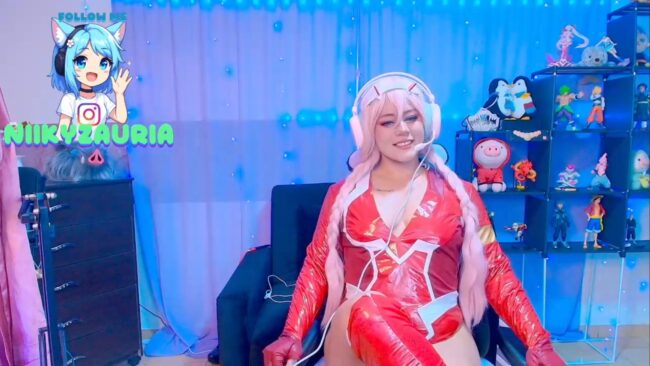 _Niiky Shows Off Her Cute Zero Two Cosplay