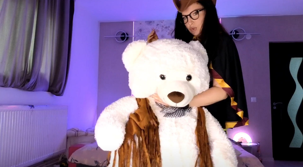 Mellisaangel Adds A Bit Of Yeehaw To Her Gryffindor Style