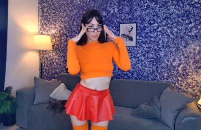 EmmyMurrr Shows Off Her Cute Velma Cosplay