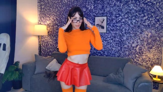 EmmyMurrr Shows Off Her Cute Velma Cosplay