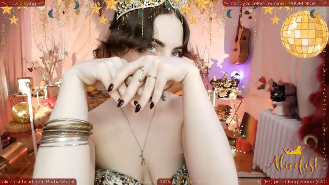 Aliceisonfire Is A Pretty Prom Queen