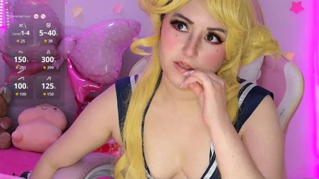 EmillyRogers Serves Up A Cute Sailor Moon Style Show