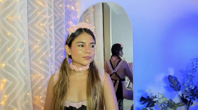 Cute Maid Xoxo_danna Is Doing Some Dusting Up