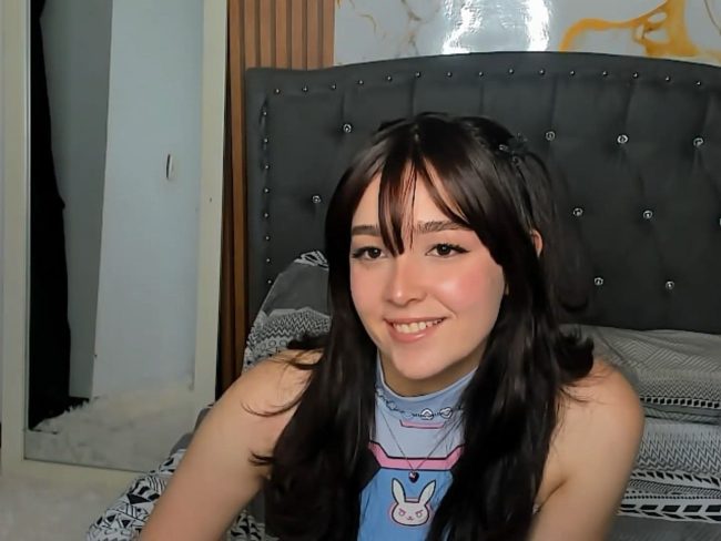 LittleSofiG Cosplays To Win As D.Va