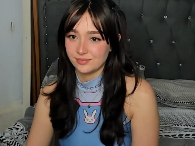 LittleSofiG Cosplays To Win As D.Va