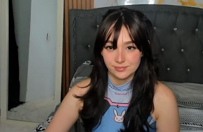 LittleSofiG Cosplays To Win As D.Va