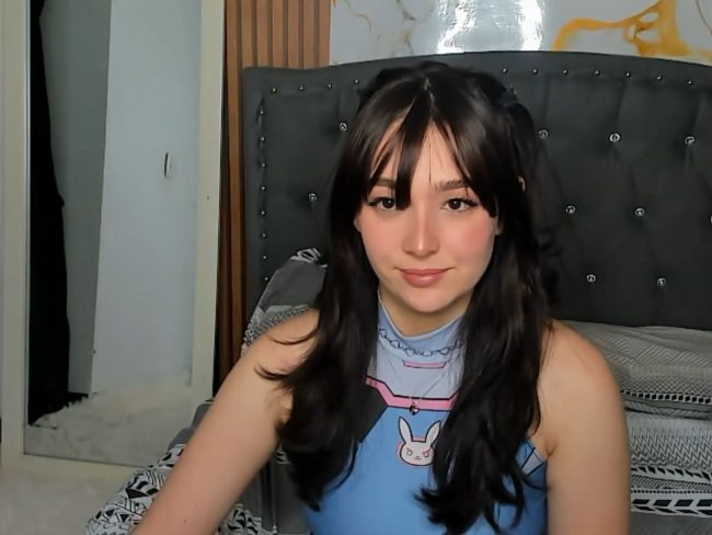 LittleSofiG Cosplays To Win As D.Va